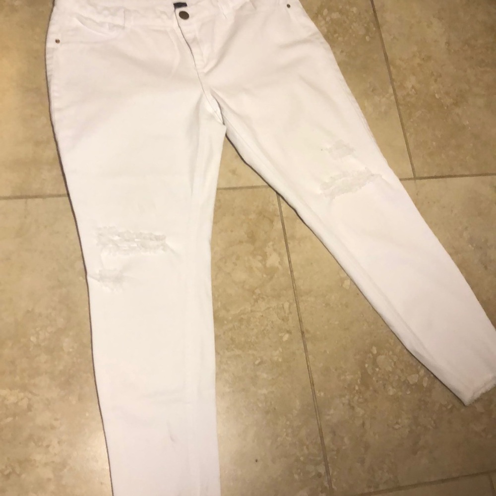 Generra white jean with a fringe hem sz11
